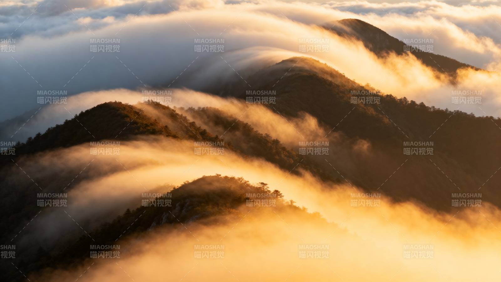 云海晨光山影图片