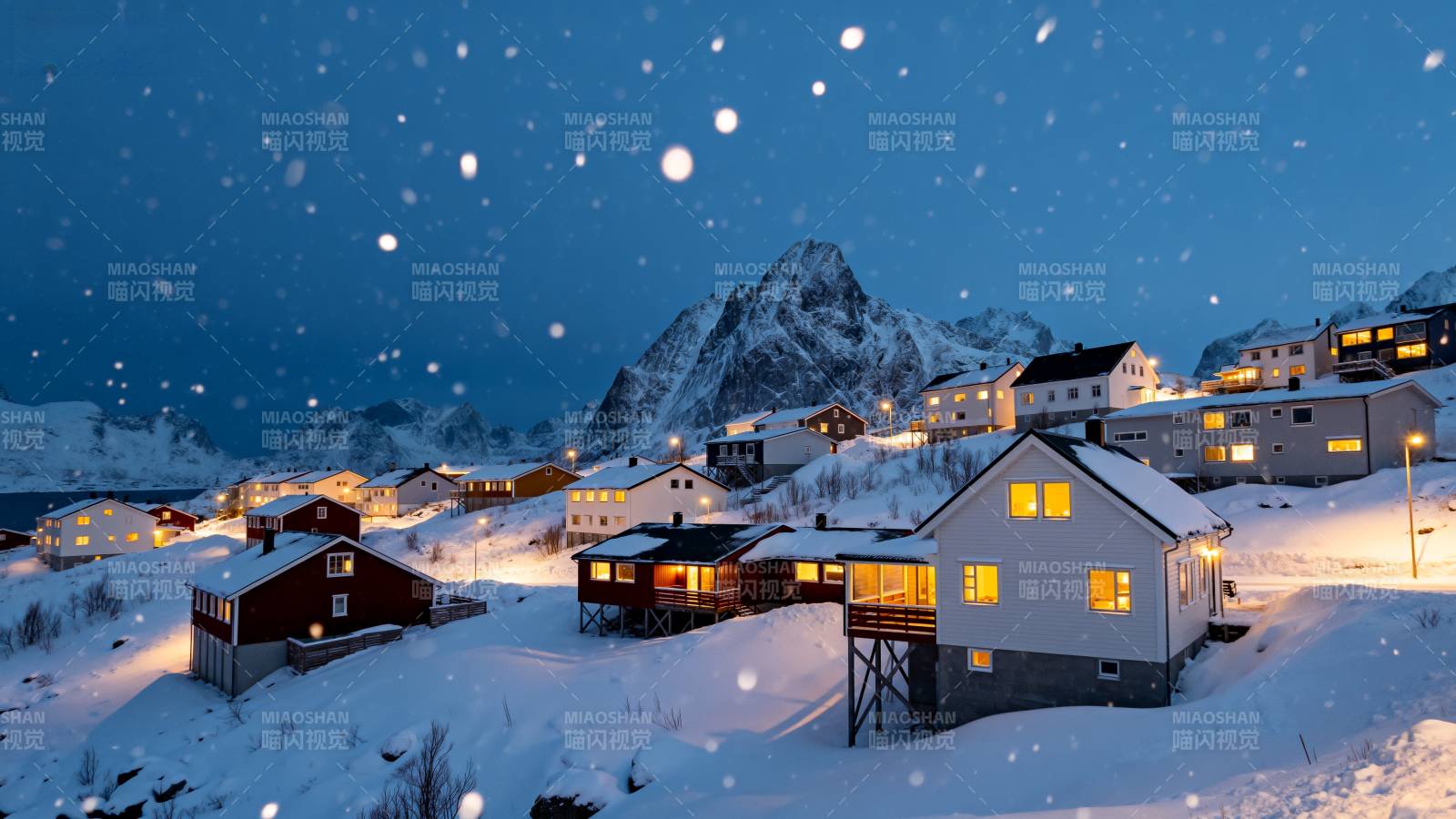 雪夜山村灯火图片