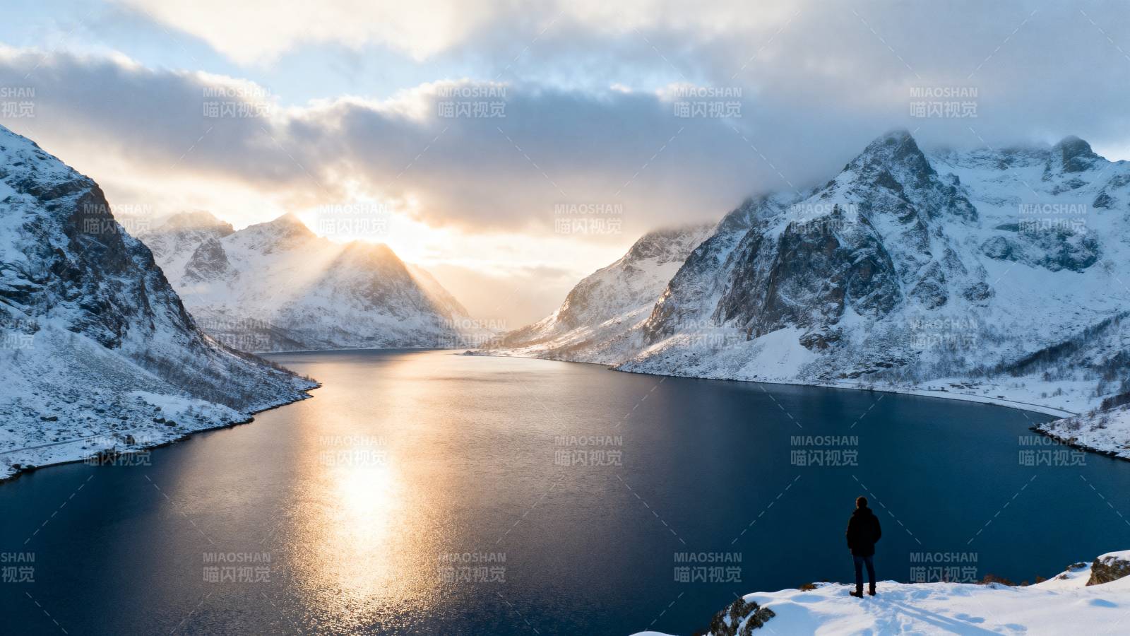 雪湖日出 孤影远眺图片