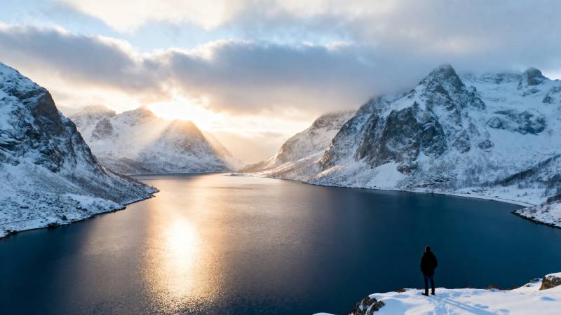 雪湖日出 孤影远眺图片