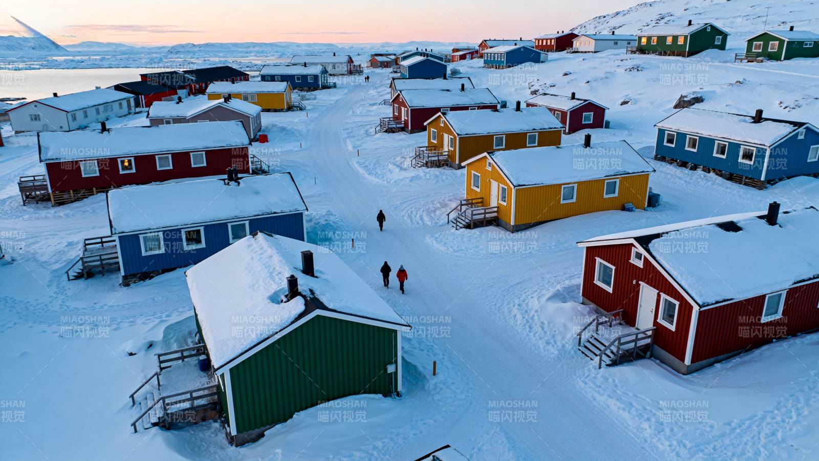 雪地小镇晨景图片