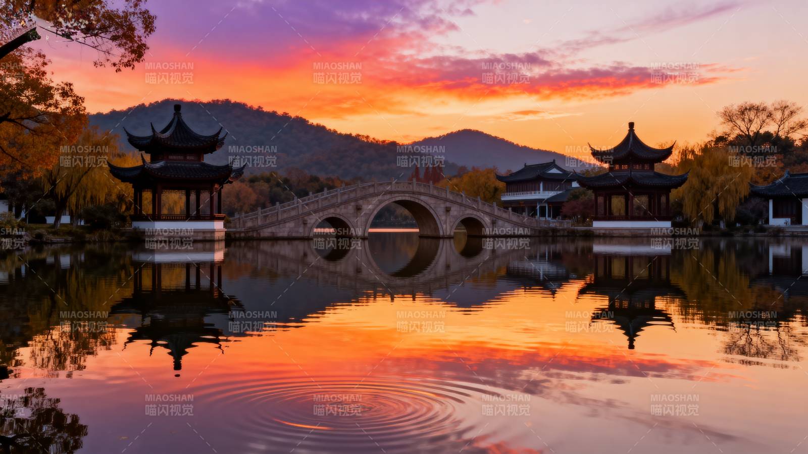 湖畔夕照映古桥图片