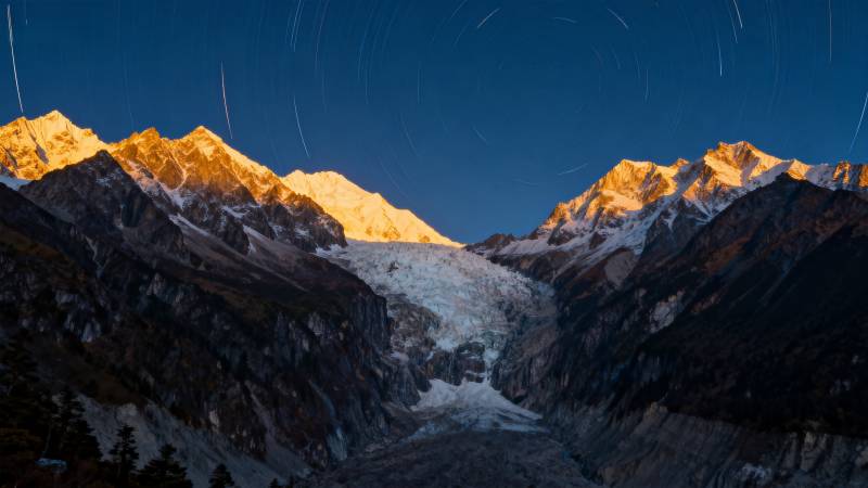 雪山夜景星轨图片