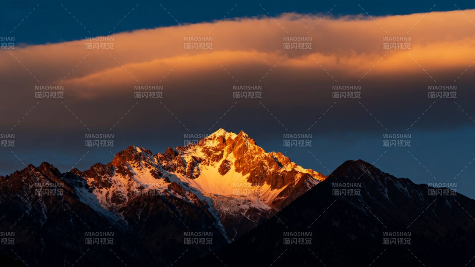 雪山日出云海图片