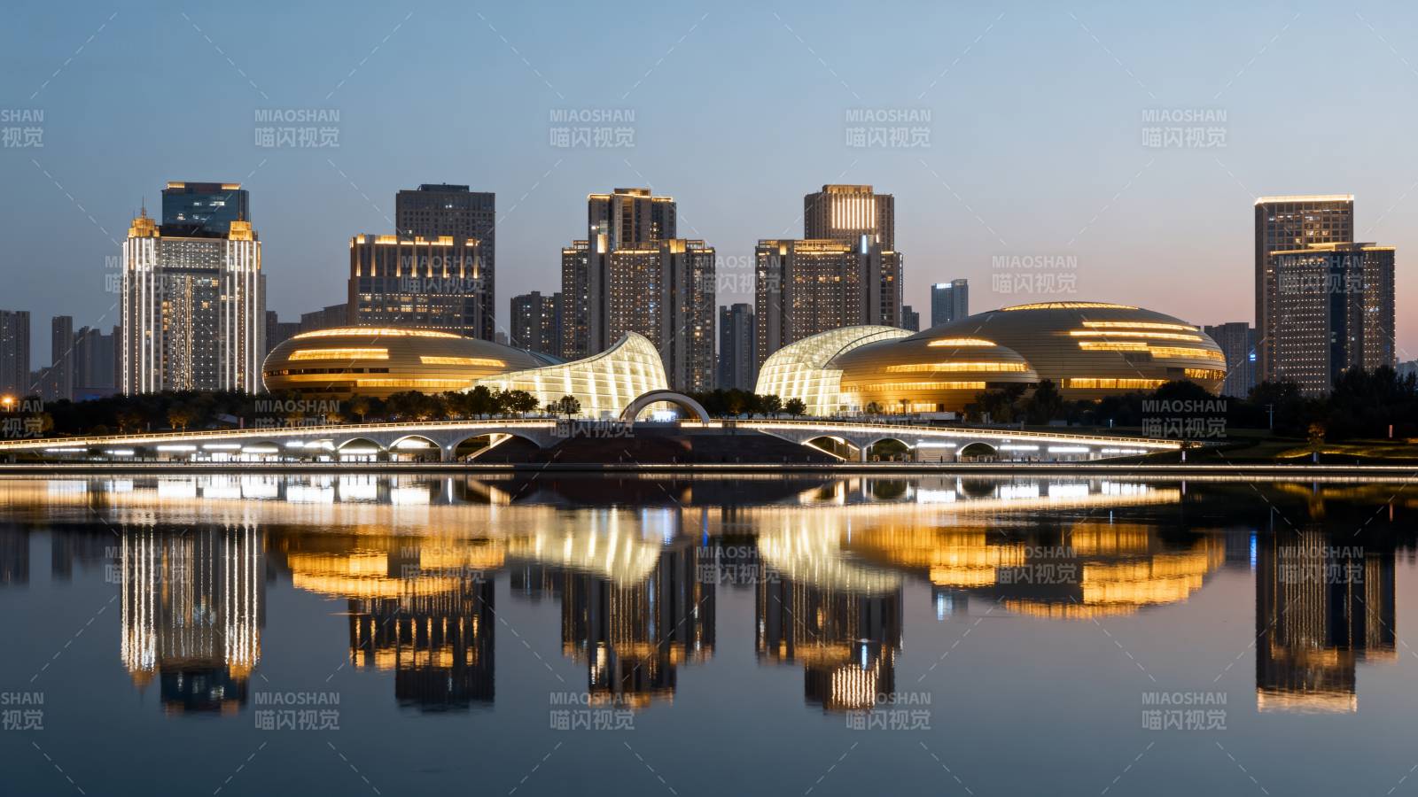 城市夜景倒影图片