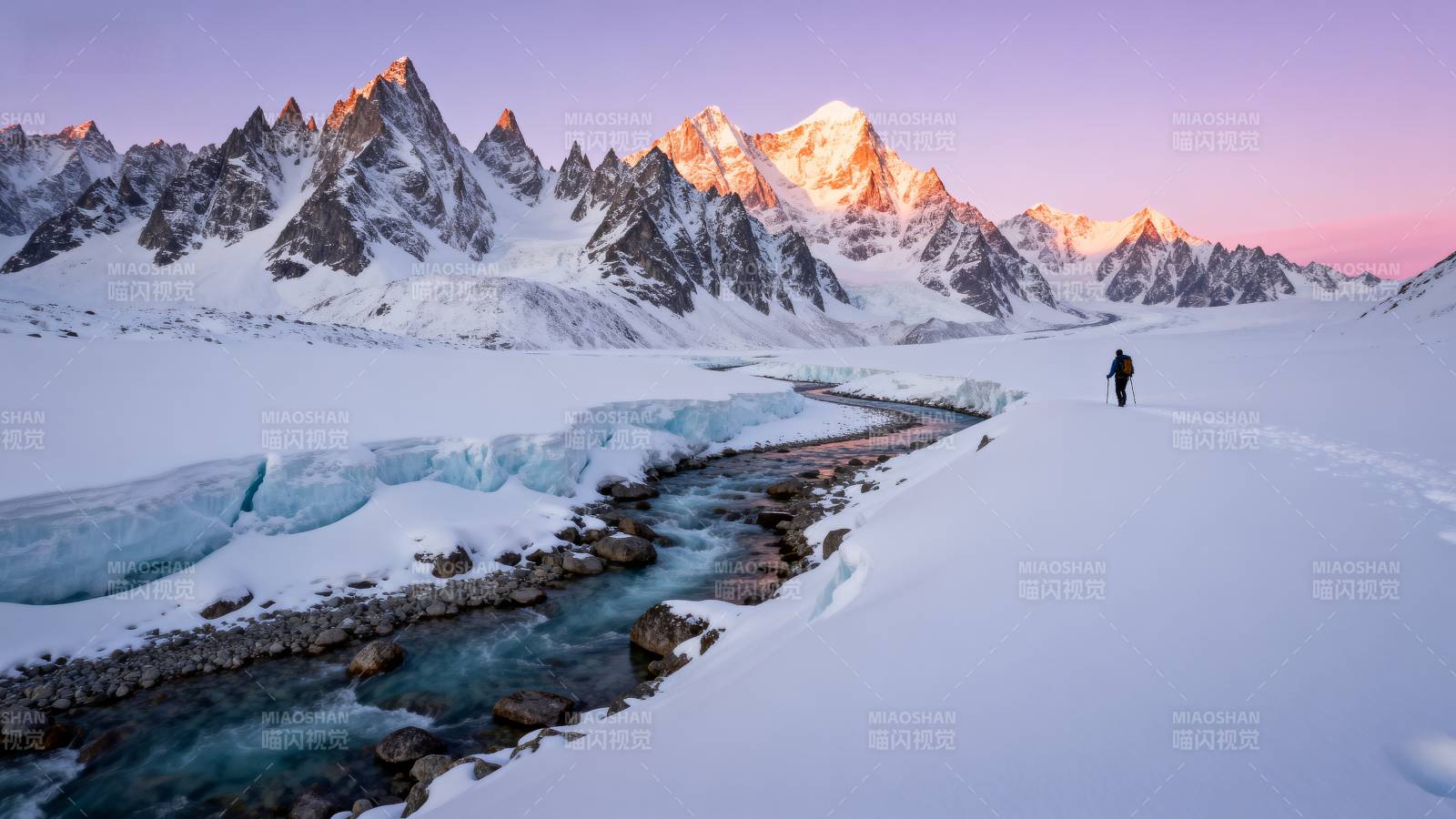 雪山晨曦行者图片