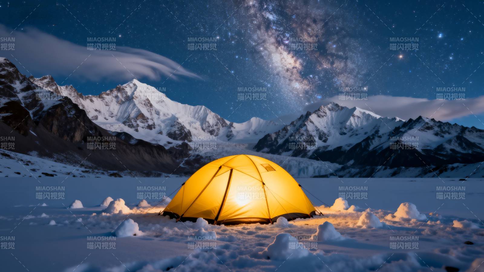 雪山星空下的帐篷图片