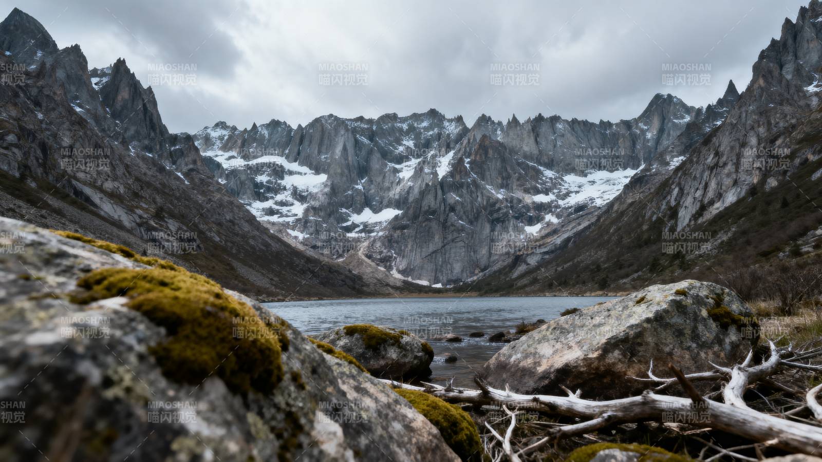 雪山湖畔静谧景图片