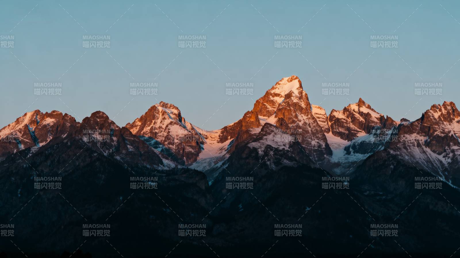 雪山日出美景图片