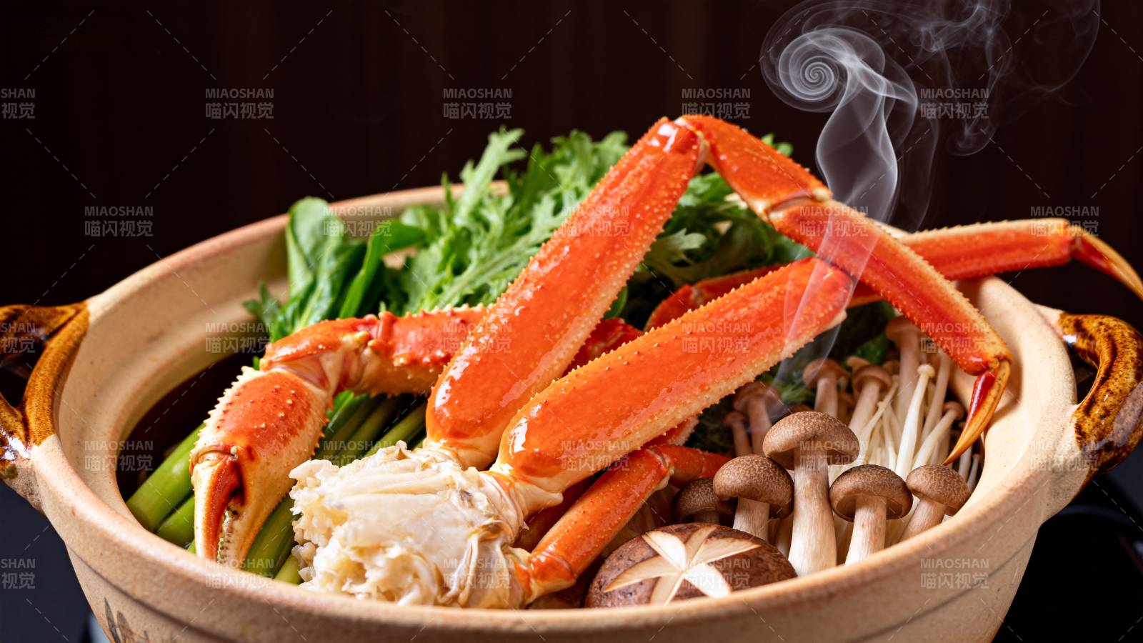 热气腾腾的蟹腿锅图片