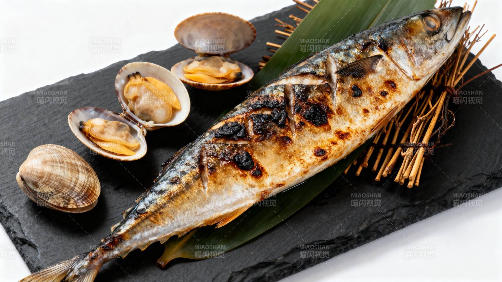 烤鱼配蛤蜊图片