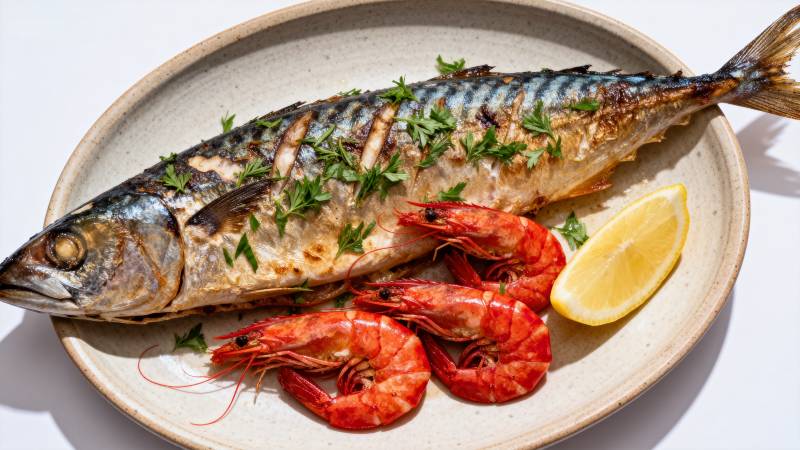 烤鱼配虾与柠檬图片