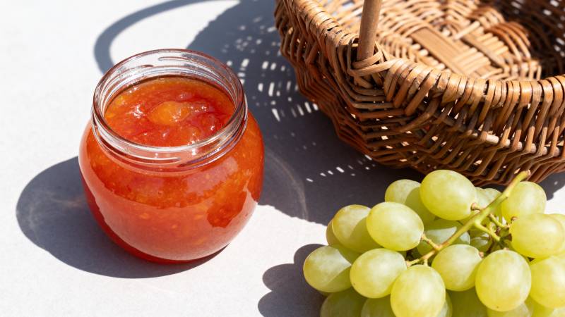 果酱与葡萄静物图片