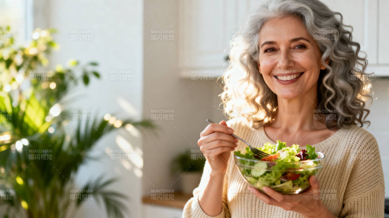 银发奶奶享美食图片