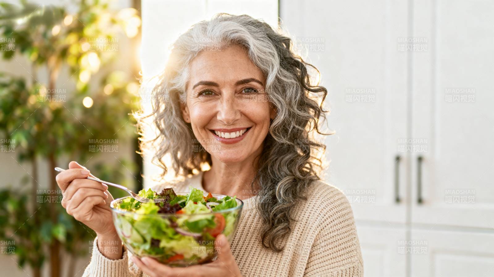 银发奶奶享沙拉图片