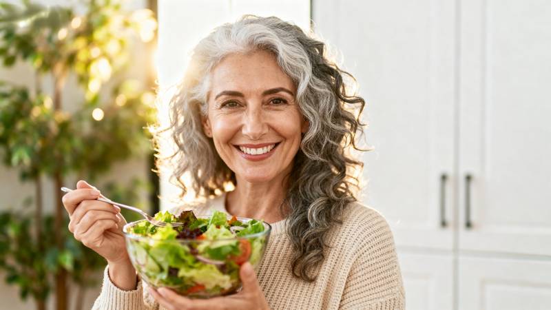 银发奶奶享沙拉图片