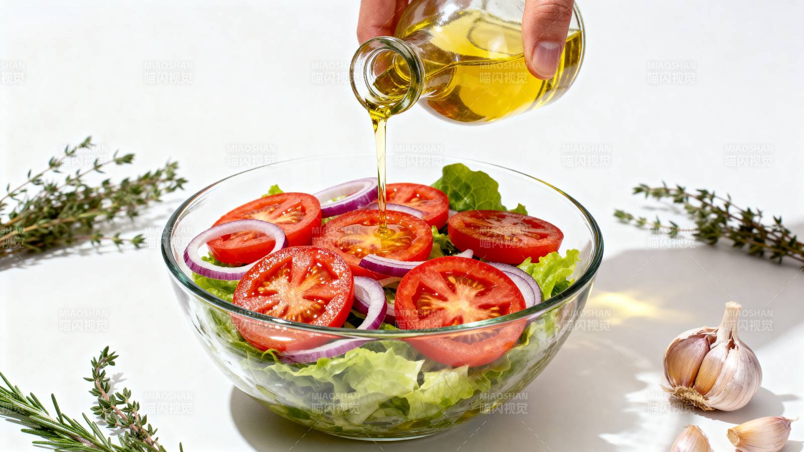 橄榄油淋沙拉图片