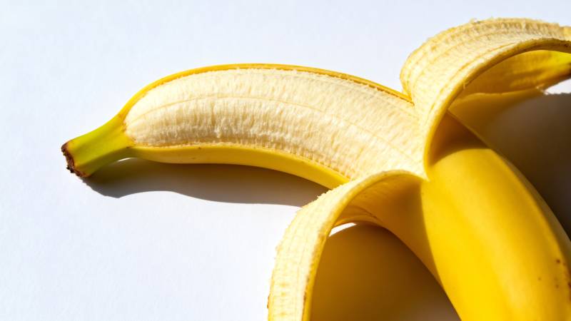 剥开的香蕉特写图片
