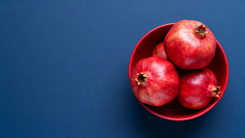 红碗中的石榴图片