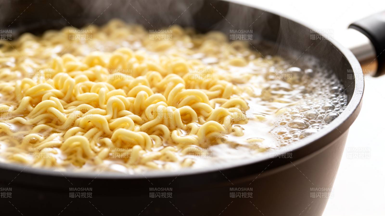 煮面冒热气图片
