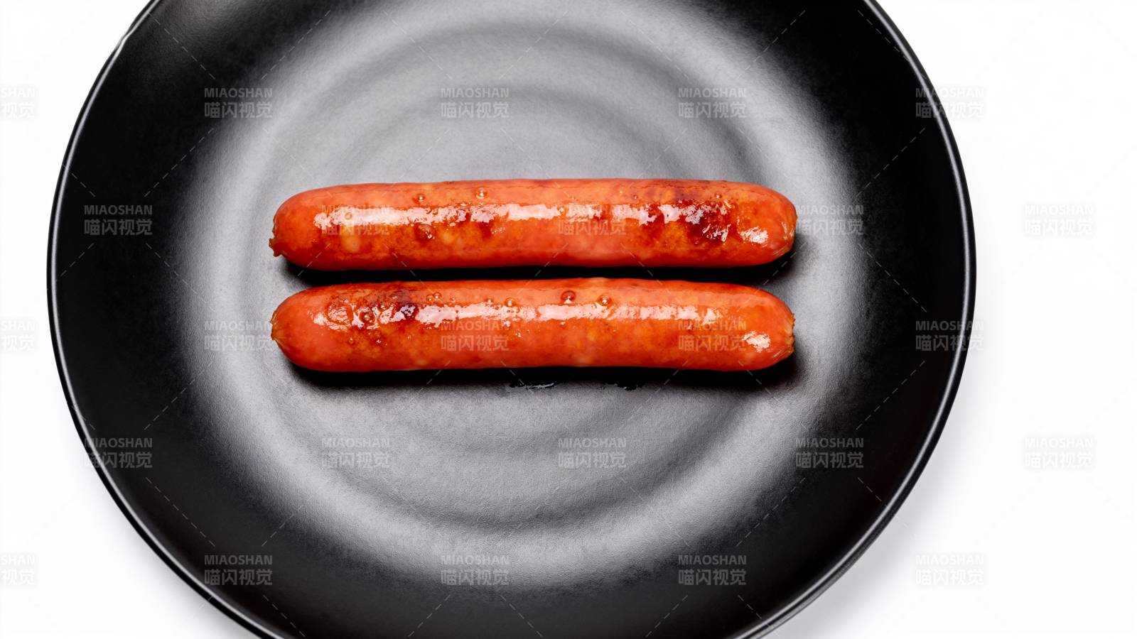 两根香肠盘中摆放图片