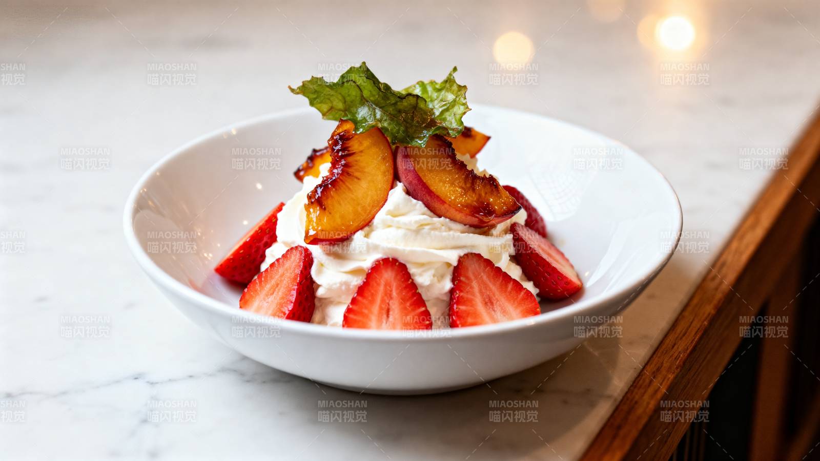 草莓桃子奶油甜点图片