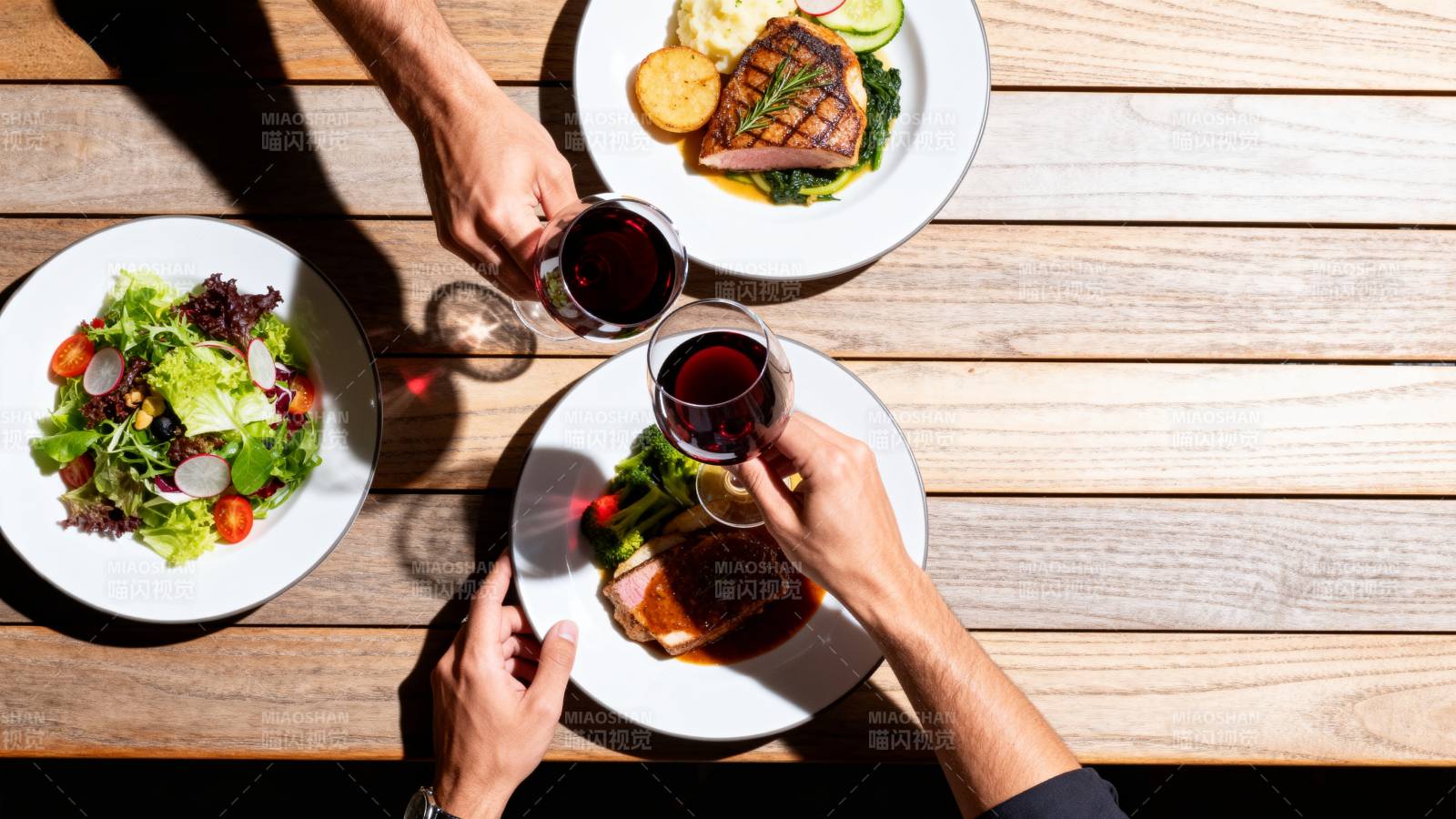 共进美食 举杯欢庆图片