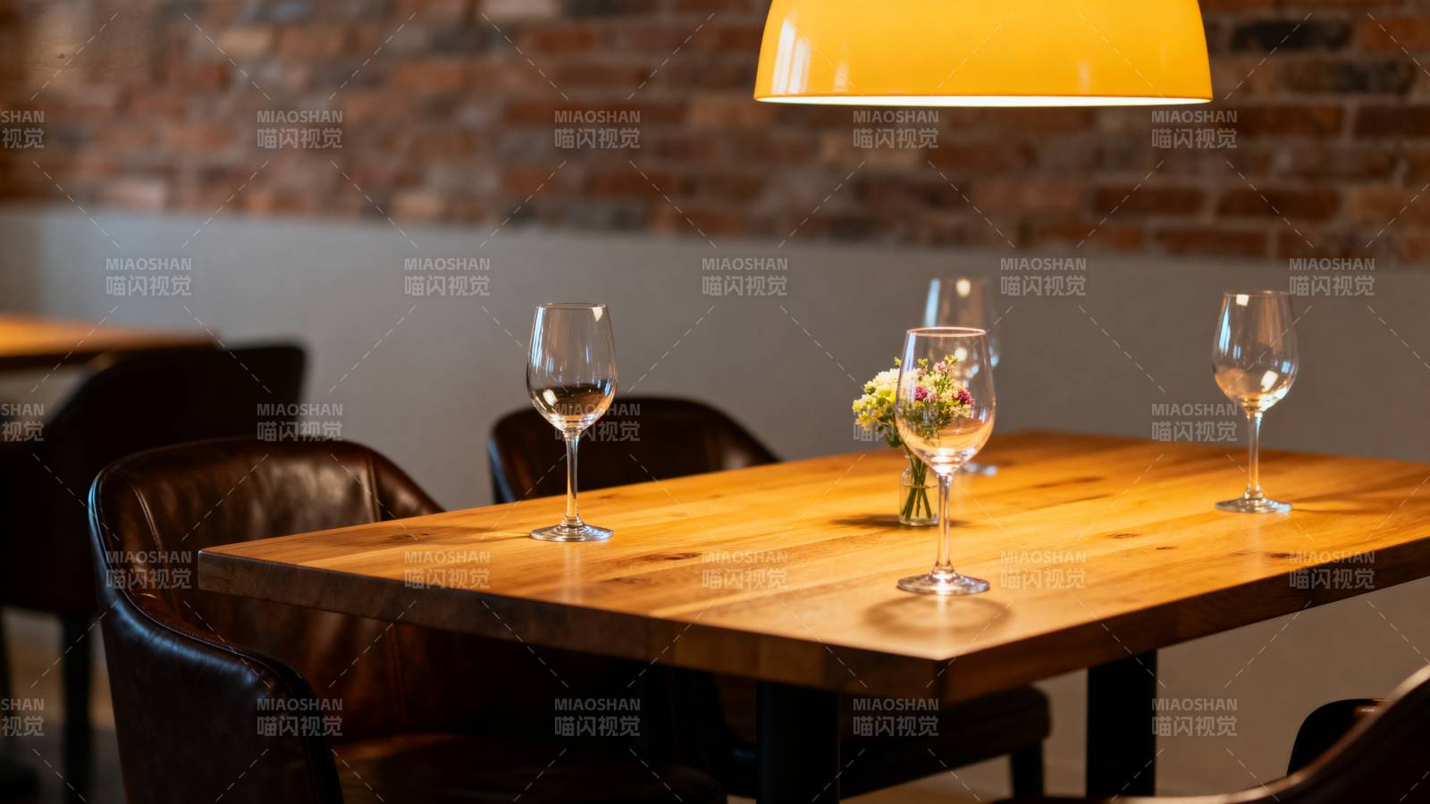 温馨餐厅餐桌布置图片