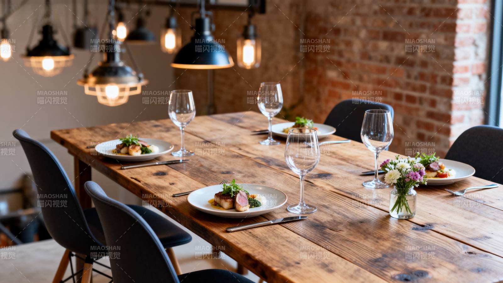 温馨餐厅用餐场景图片