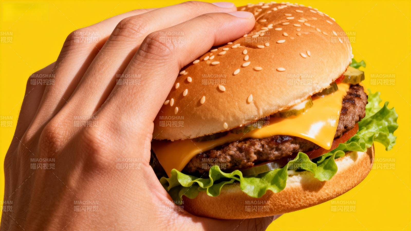手握美味汉堡图片