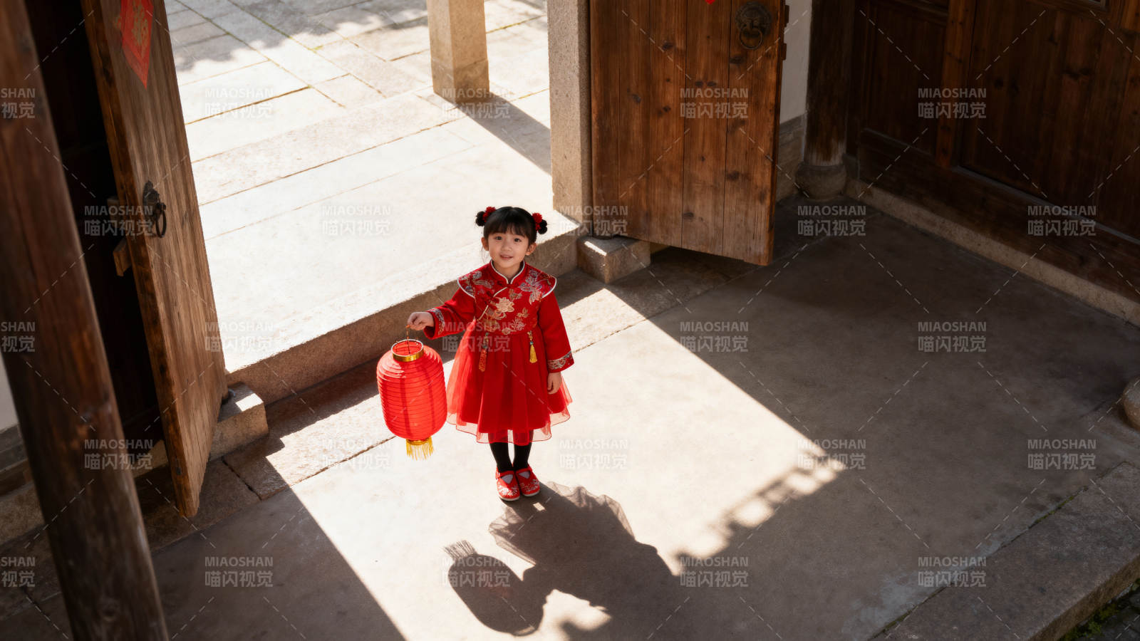 红衣童提灯笼图片