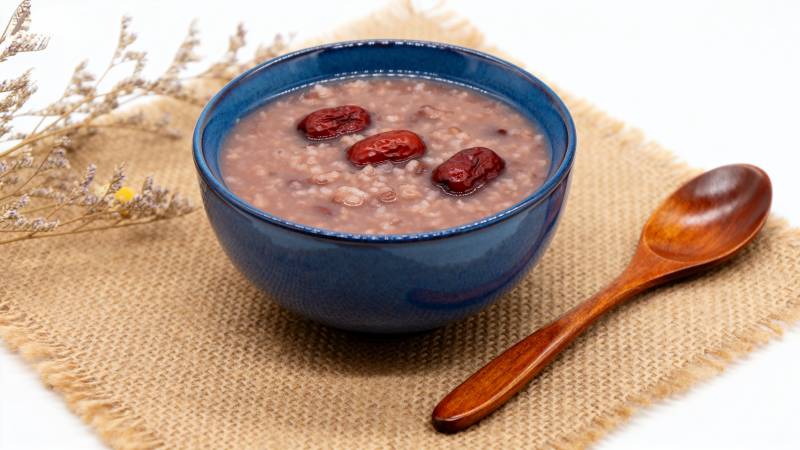 红枣粥配木勺图片