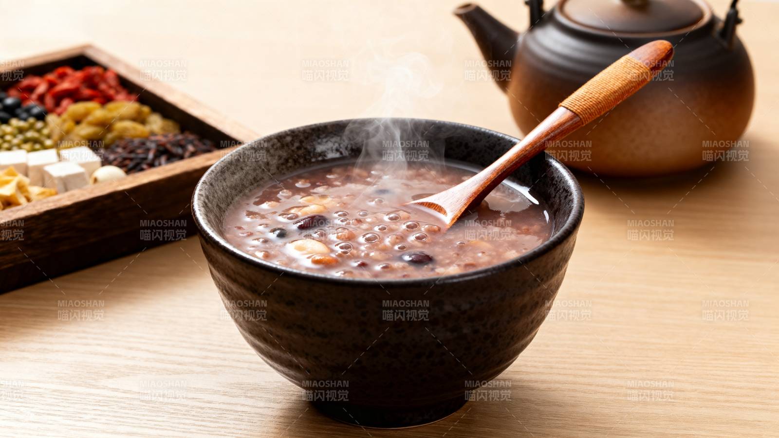 热腾腾的八宝粥图片