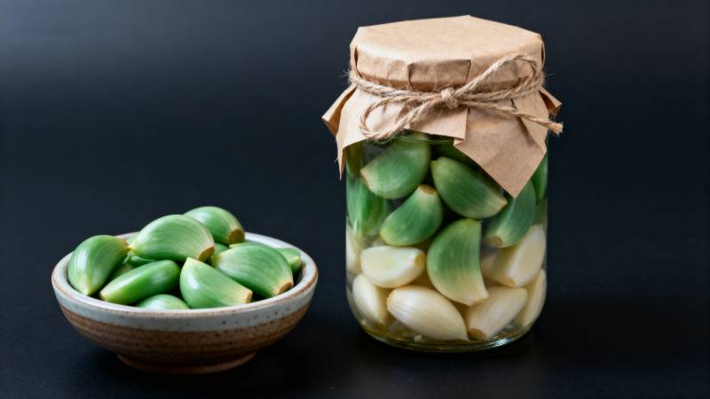 腌制蒜瓣与青蒜图片