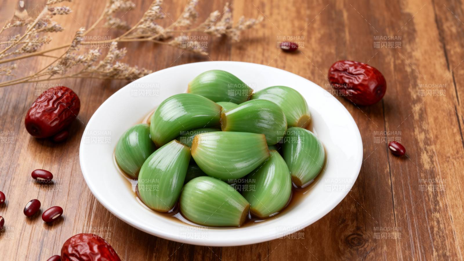 腊八蒜配红枣图片