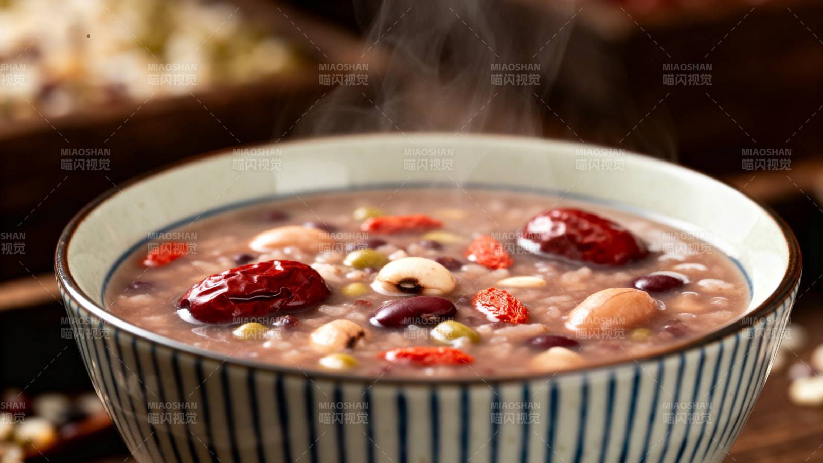 热腾腾的八宝粥图片