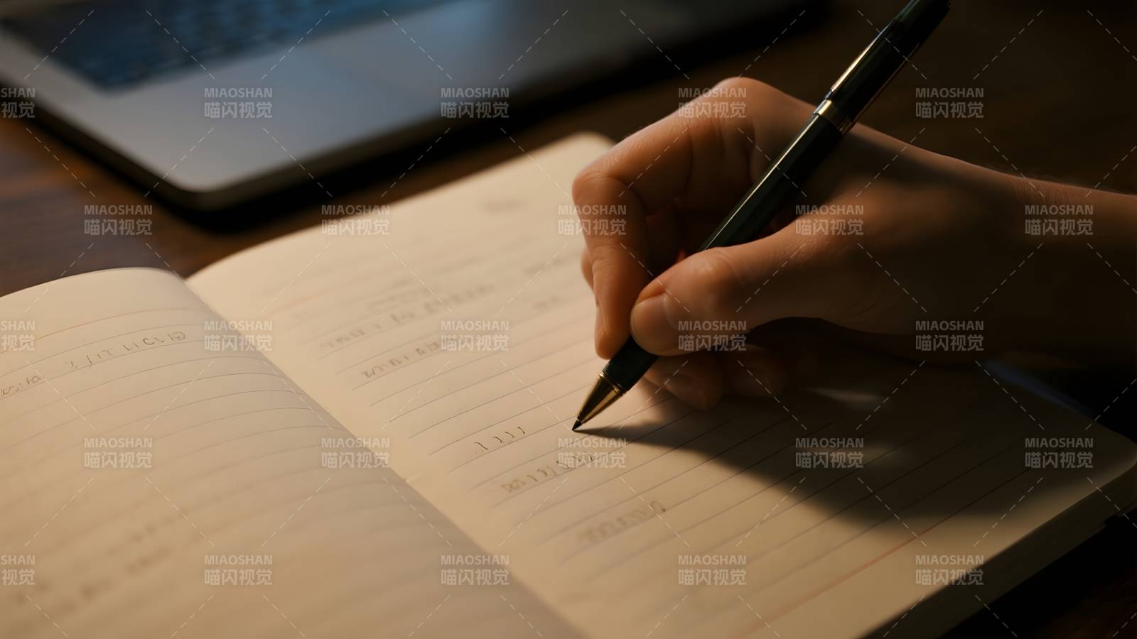 执笔书写时光图片