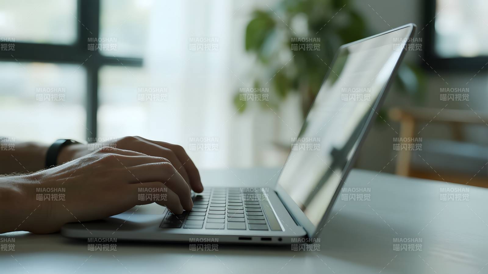 专注工作 键盘敲击图片