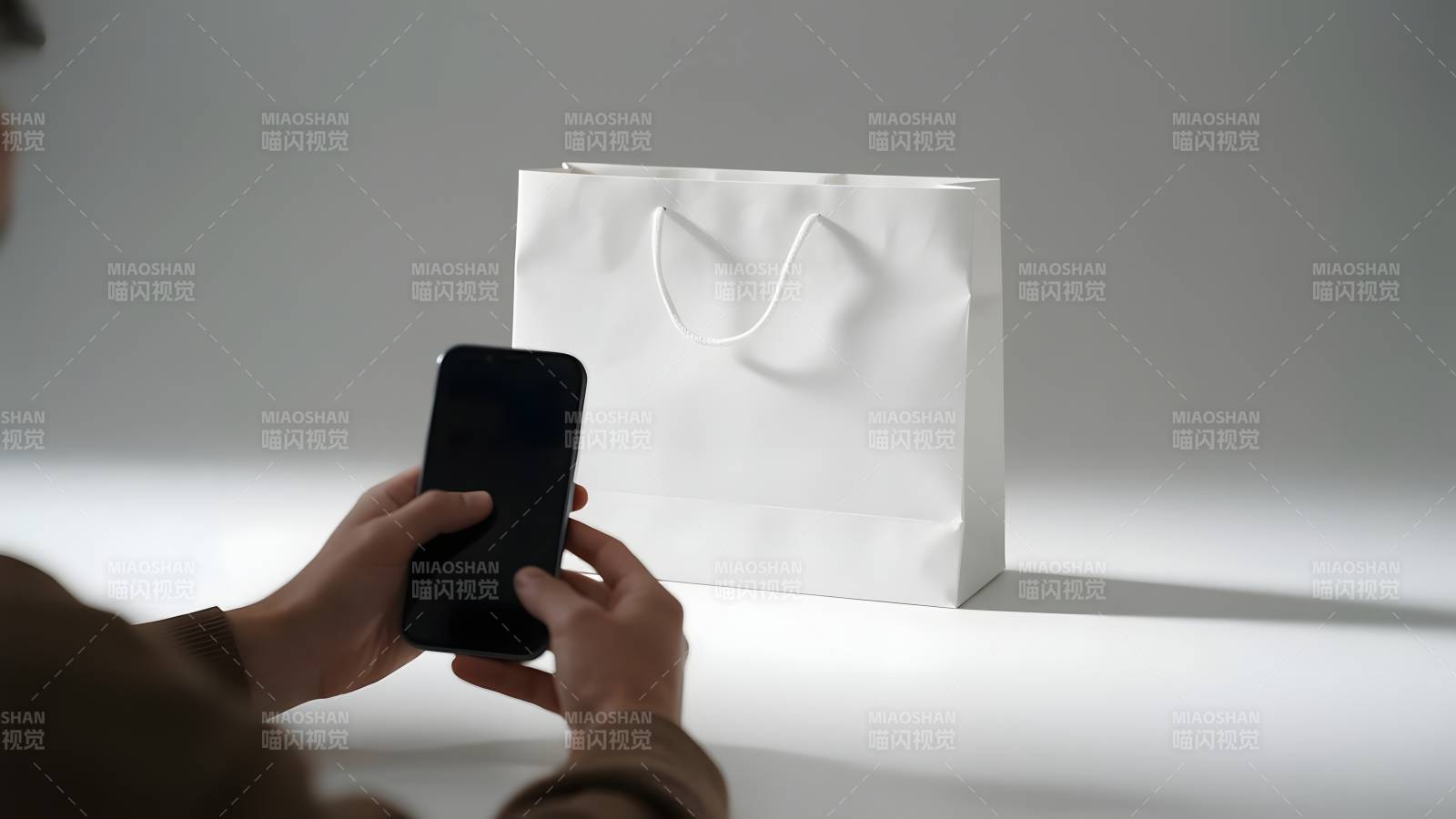 手机前的购物袋图片