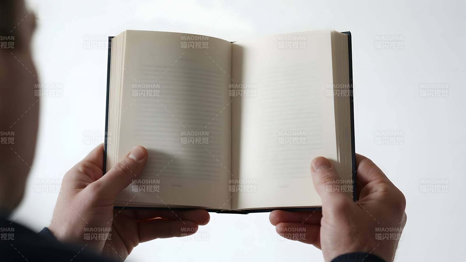 手捧书本阅读图片