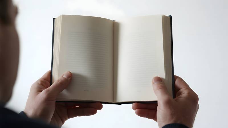 手捧书本阅读图片