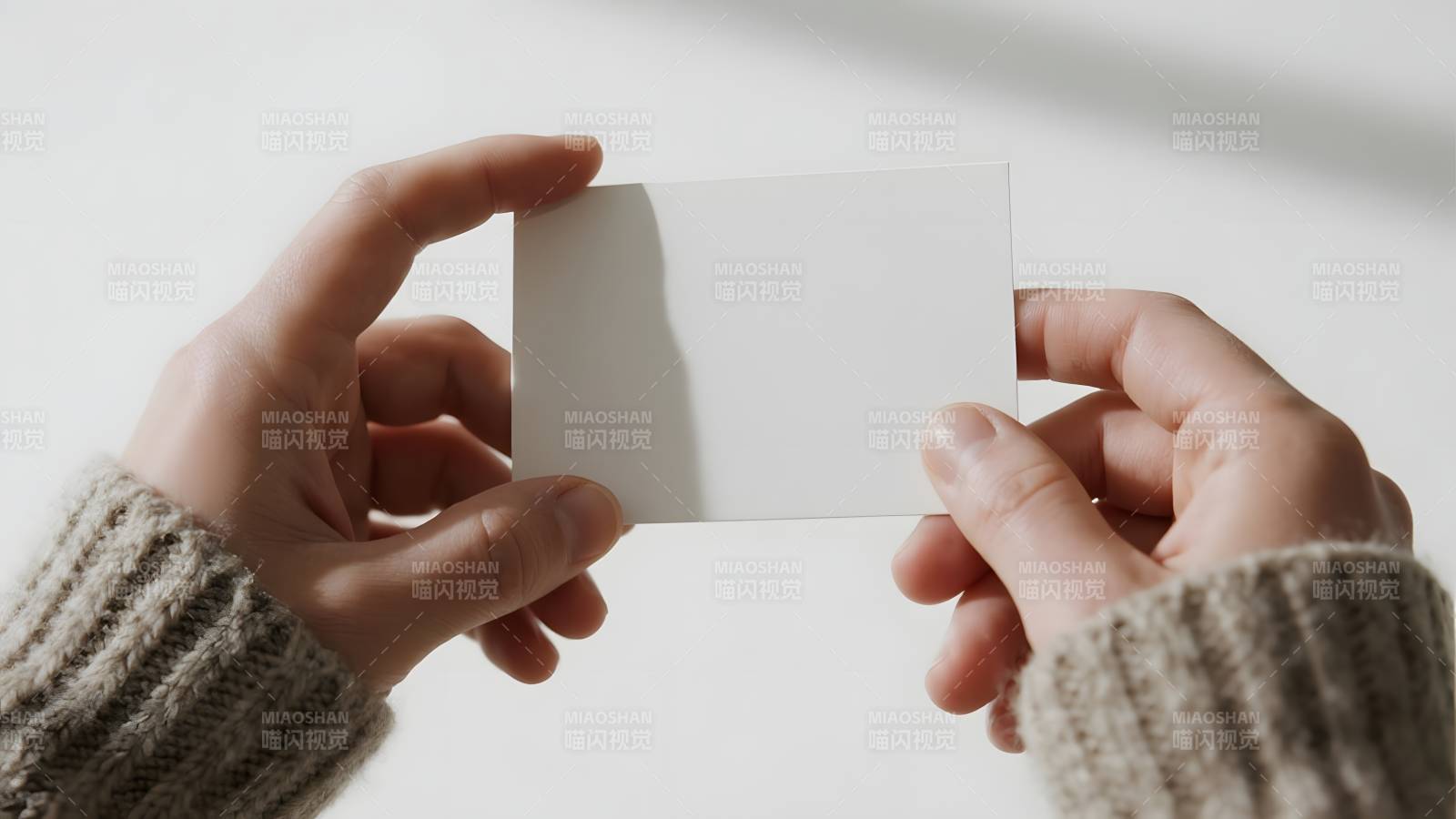 双手持白卡图片