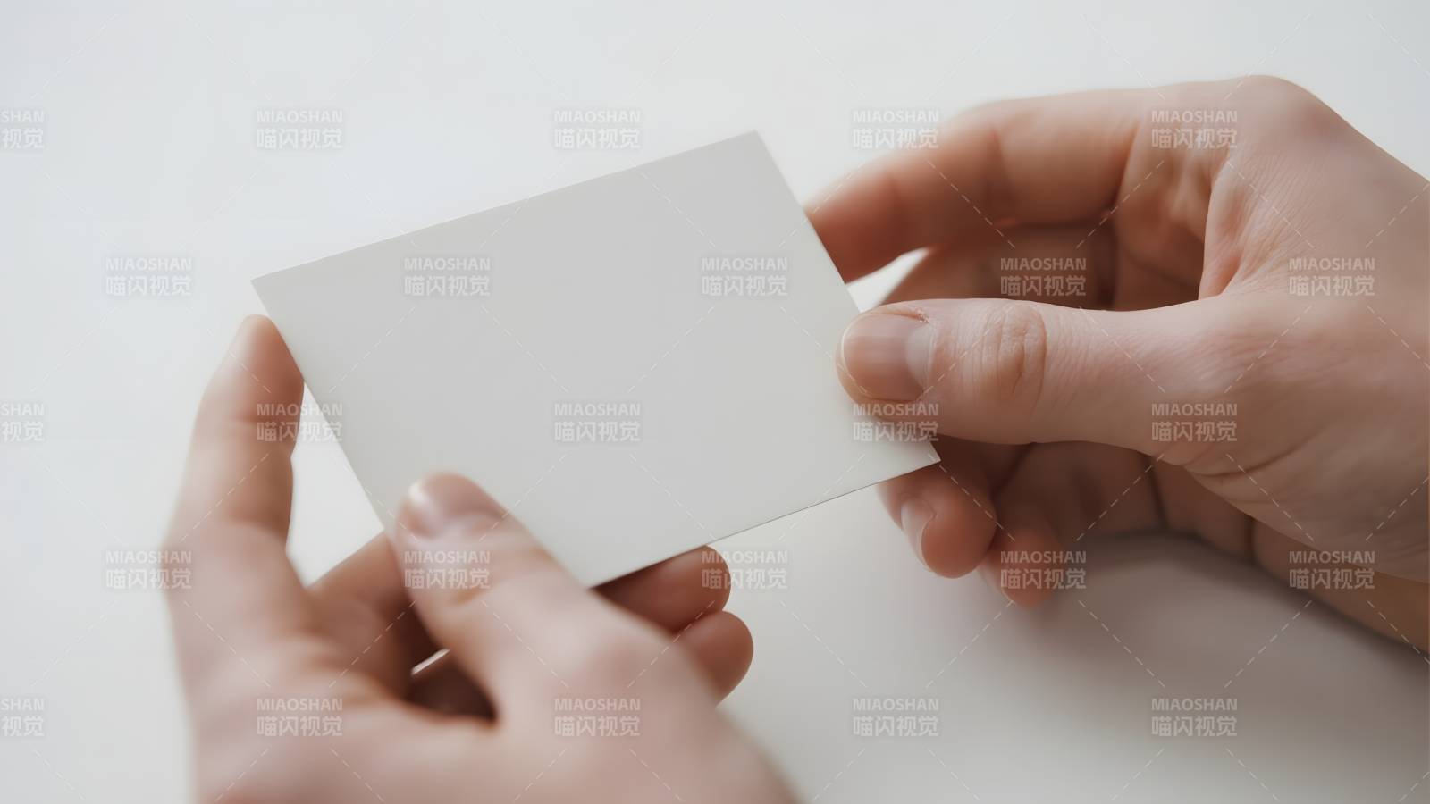 双手持空白卡片图片