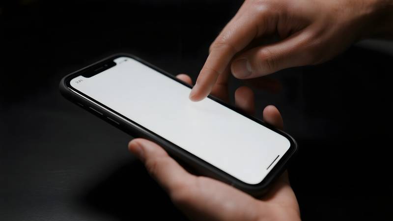 手指轻触手机屏幕图片