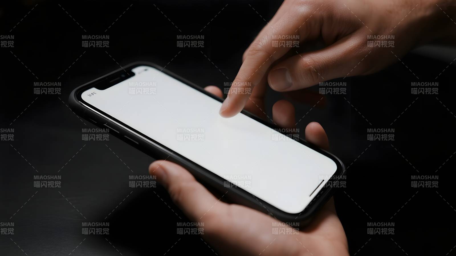 手指轻触手机屏幕图片