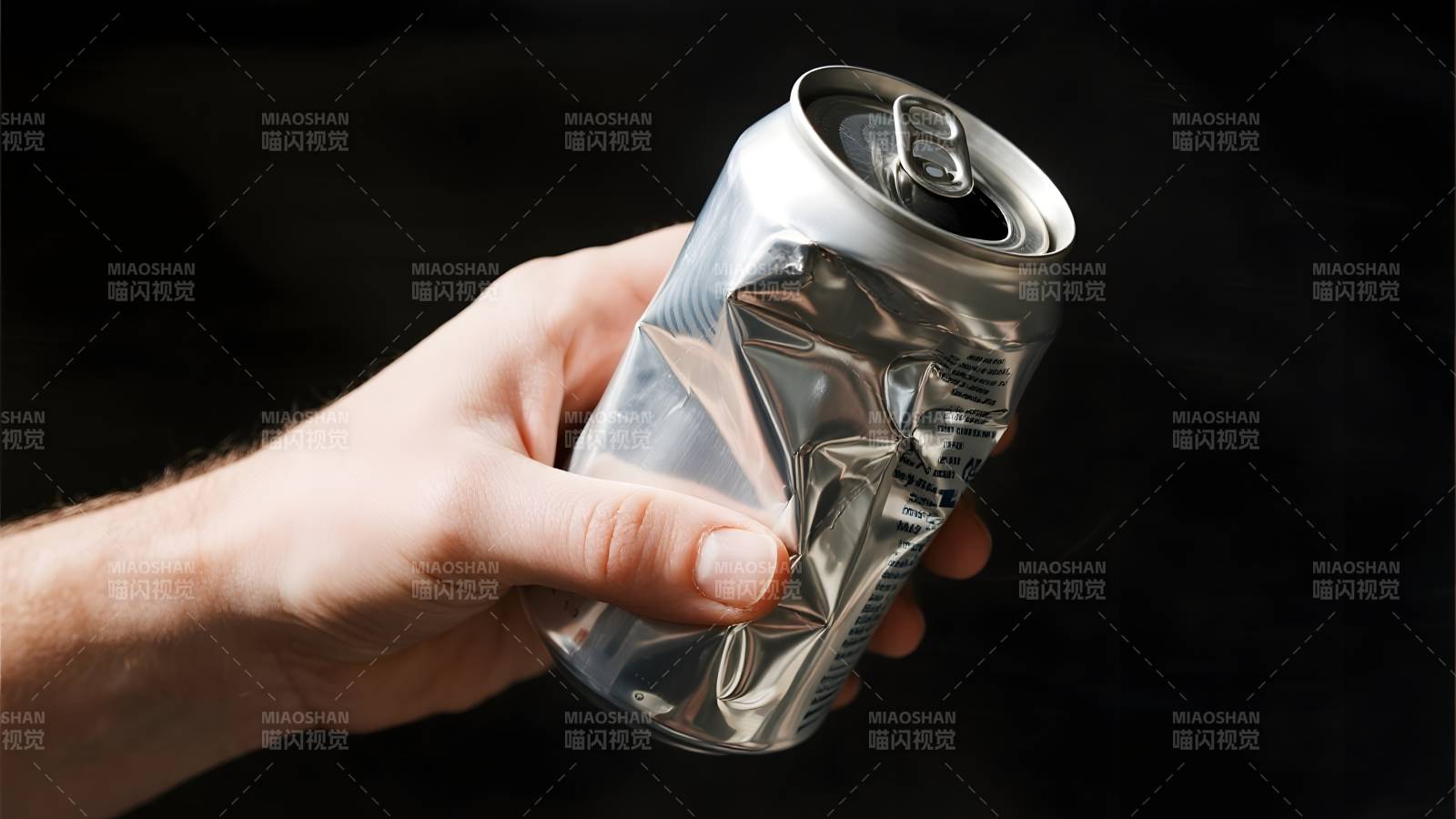 手握压扁的易拉罐图片