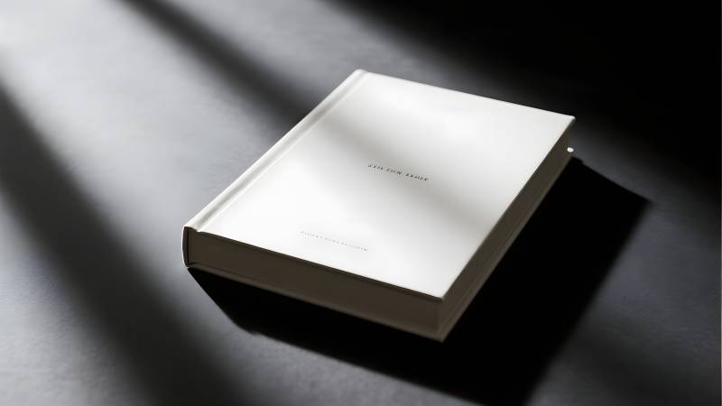 光影中的书本图片