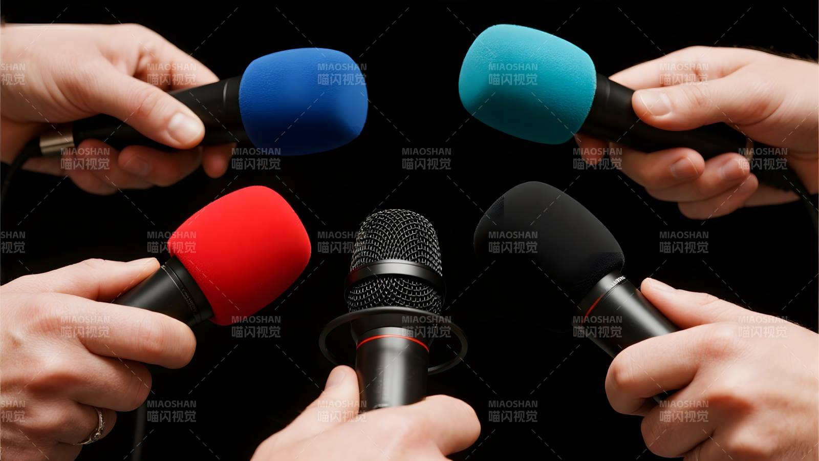 多麦克风聚焦采访图片
