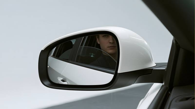 车外后视镜中的倒影图片