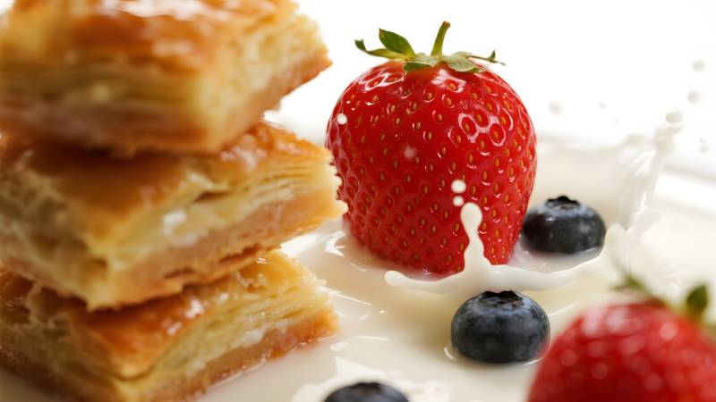 草莓蓝莓酥点图片